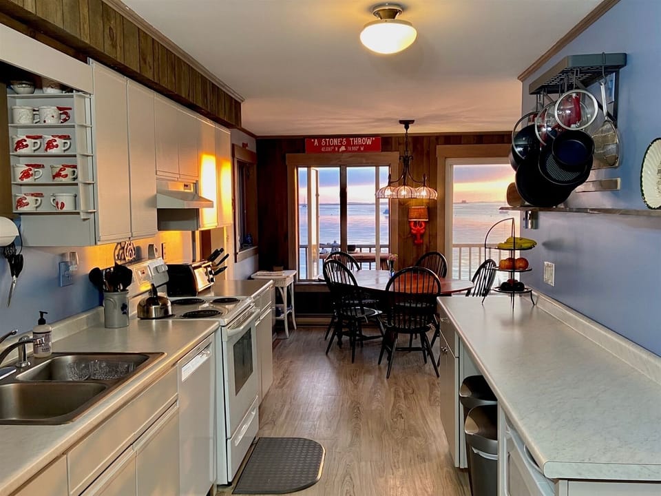 New Side Entry/Kitchen