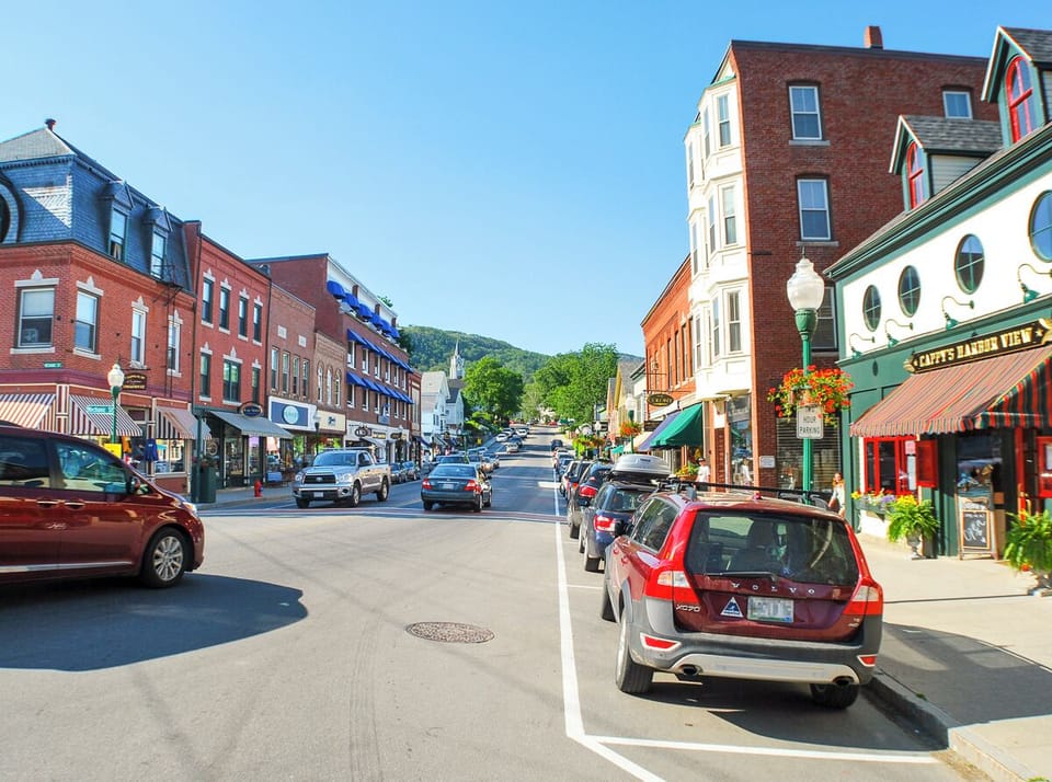 Camden Habor and downtown Camden are a 25 minute drive to the south and offers even more dining, shopping, and sightseeing
