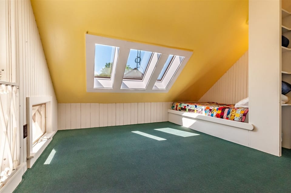 3rd floor bedroom with 2 Twin beds