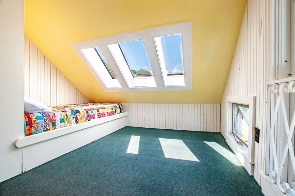 3rd floor bedroom with 2 Twin beds