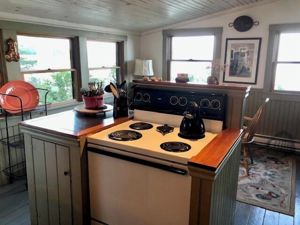 Kitchen & dining area