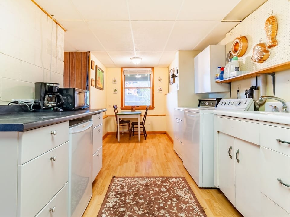 Lower level kitchenette & laundry area