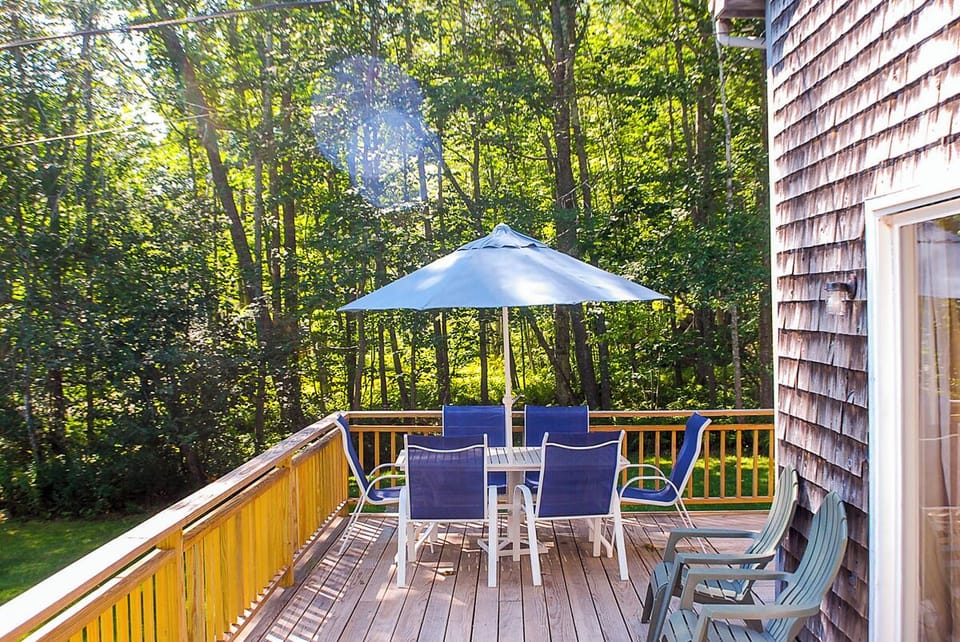 The deck includes seating for 6 and a gas grill