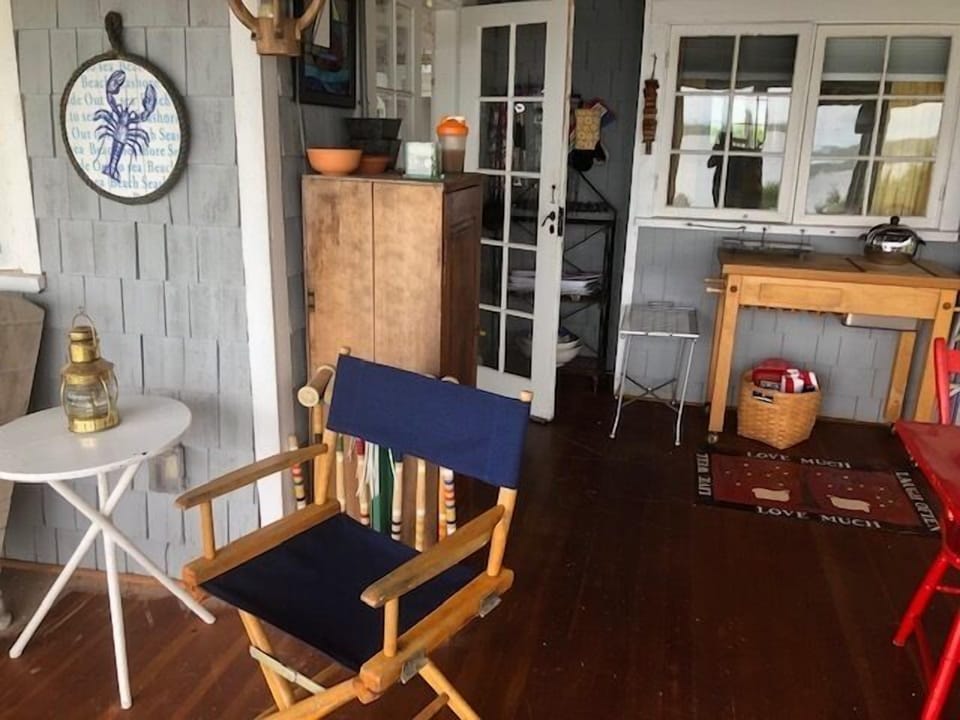 Screened-in porch area