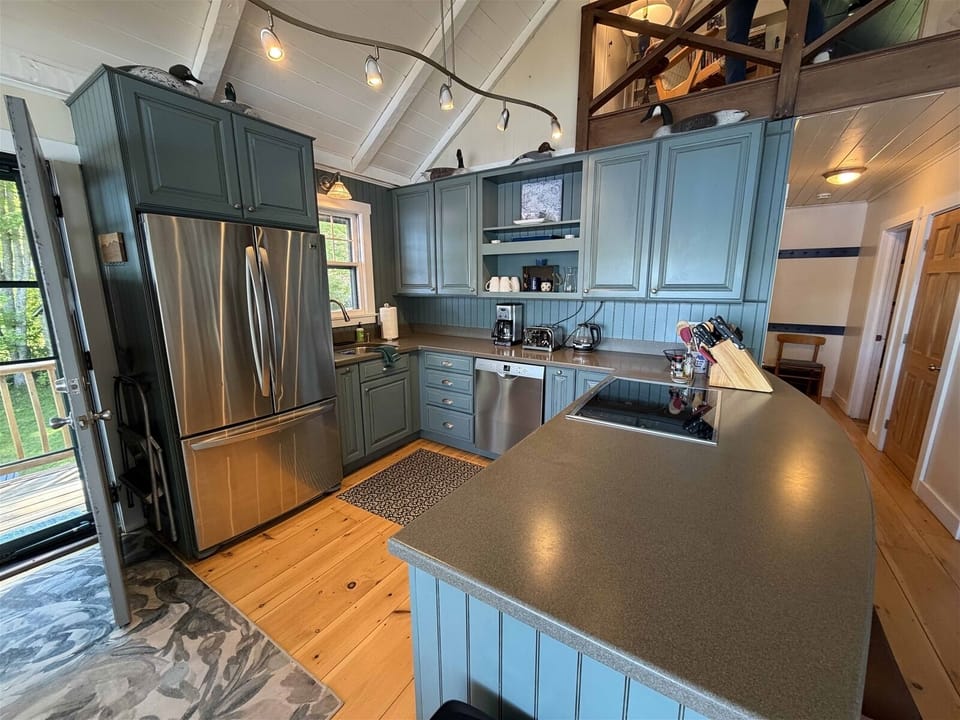 Well equipped kitchen with stainless steel appliances