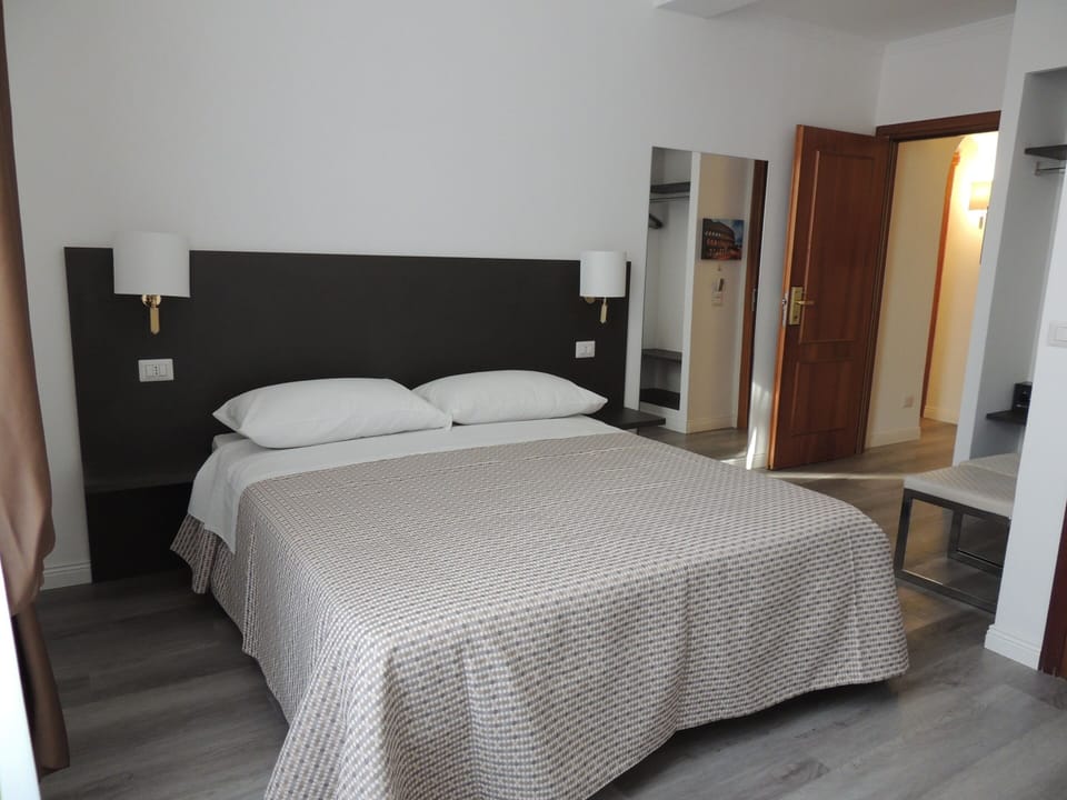 Superior Double Room, Private Bathroom (Camera 1) | Egyptian cotton sheets, premium bedding, down comforters, minibar