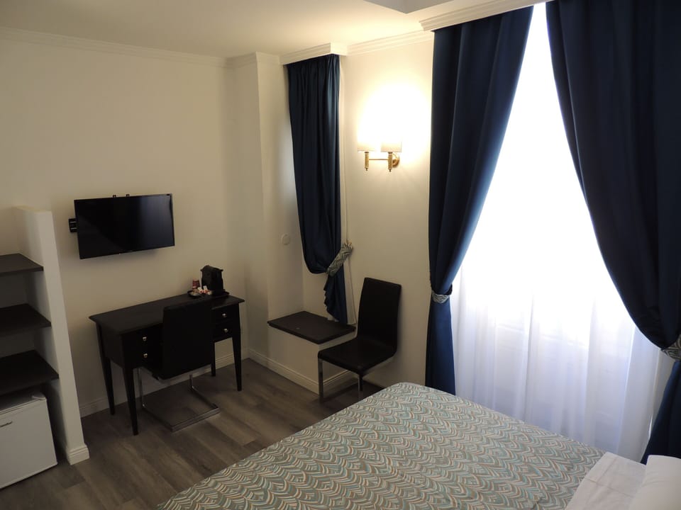 Superior Triple Room, Private Bathroom (Camera 5) | Egyptian cotton sheets, premium bedding, down comforters, minibar