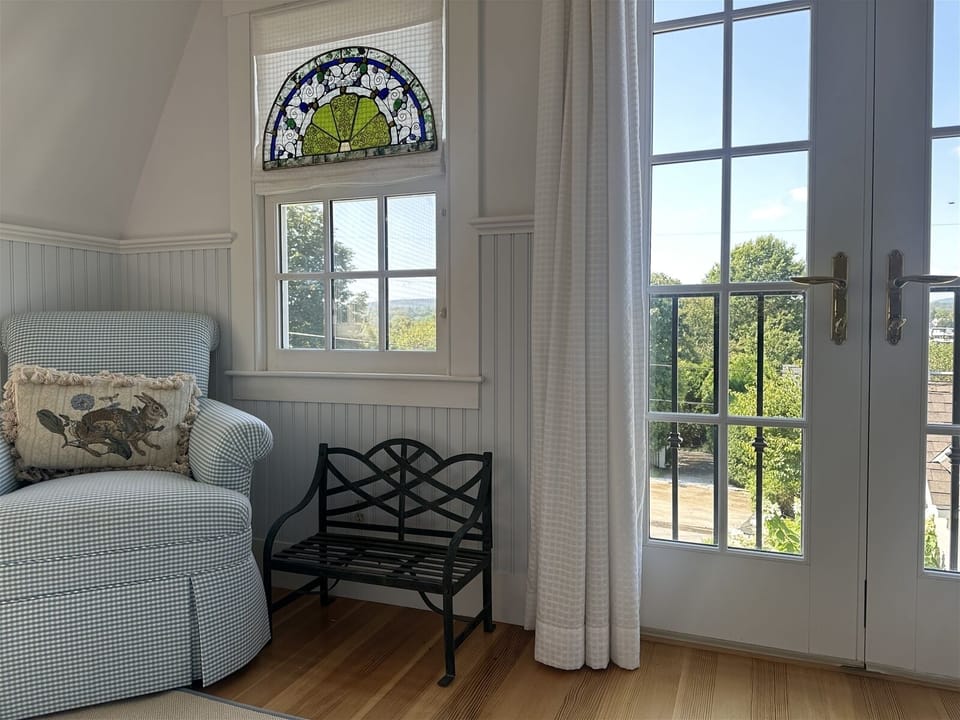 Primary Queen sitting area