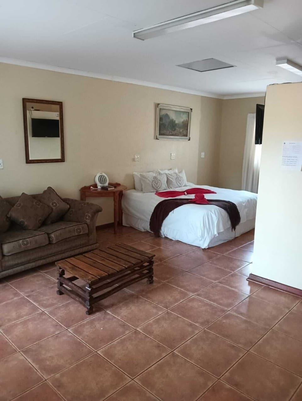 Standard Room, 1 King Bed, Bathtub | WiFi (free), bed sheets