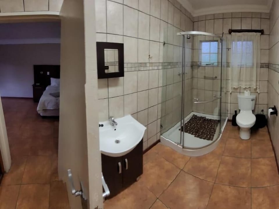 Standard Room, 1 King Bed | Bathroom | Towels