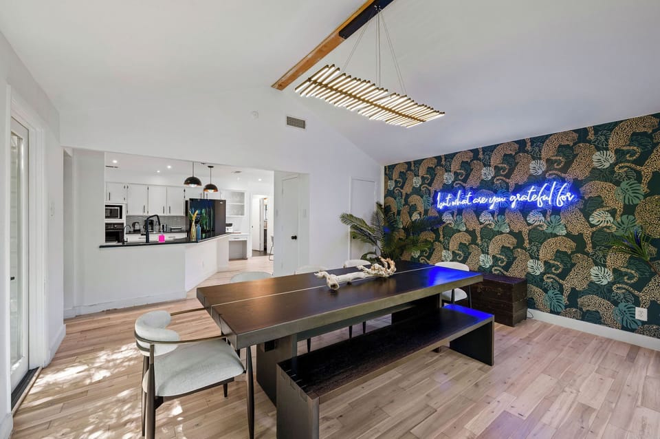 Dining room to kitchen