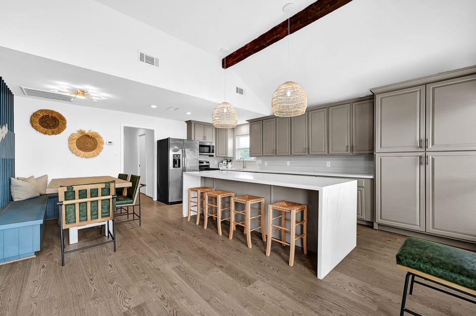 Full Size Kitchen with Breakfast Bar