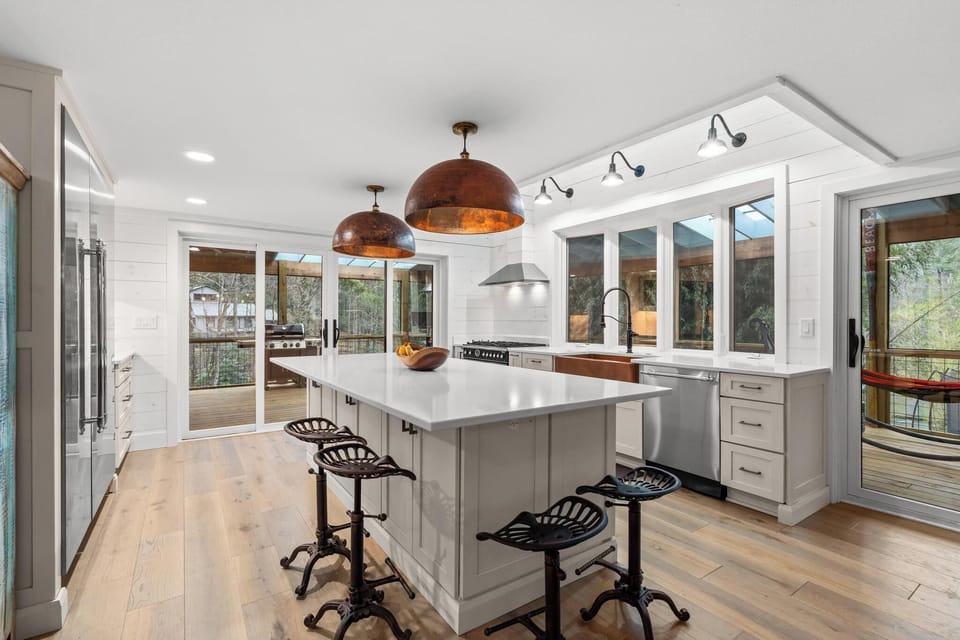 Gourmet kitchen w/ large sliding doors to porch