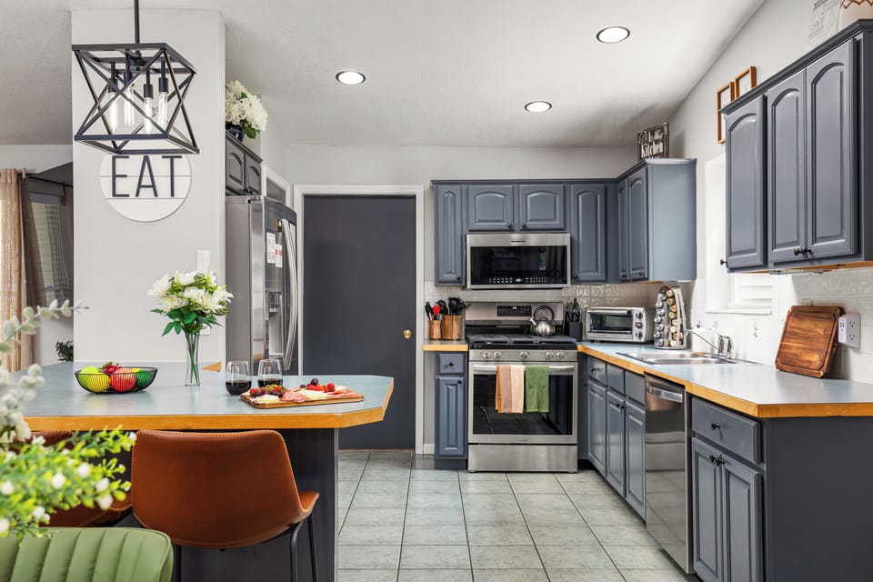 Fully stocked Kitchen for you to prepare many meals with love!