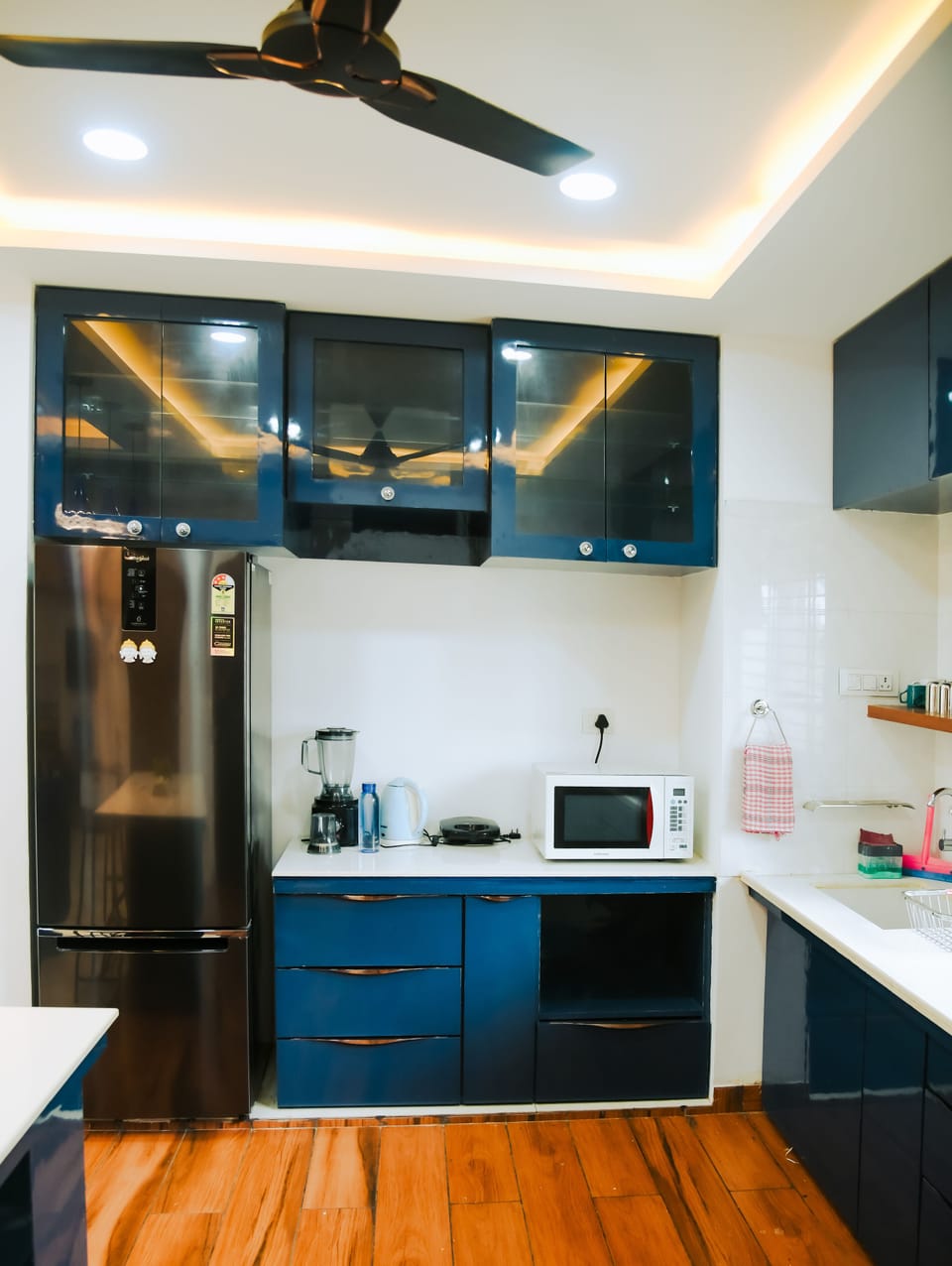 Coffee/tea maker, full-size fridge, microwave, stovetop