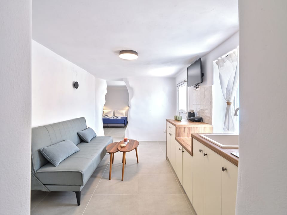 House, Mountain View | Living area | 32-inch TV with cable channels