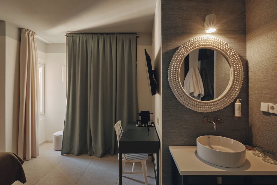 Standard Double or Twin Room | Desk, laptop workspace, soundproofing, iron/ironing board