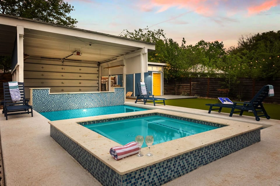 After a long day, there's no better way to unwind with friends and soak up the good vibes. Cheers to poolside bliss!