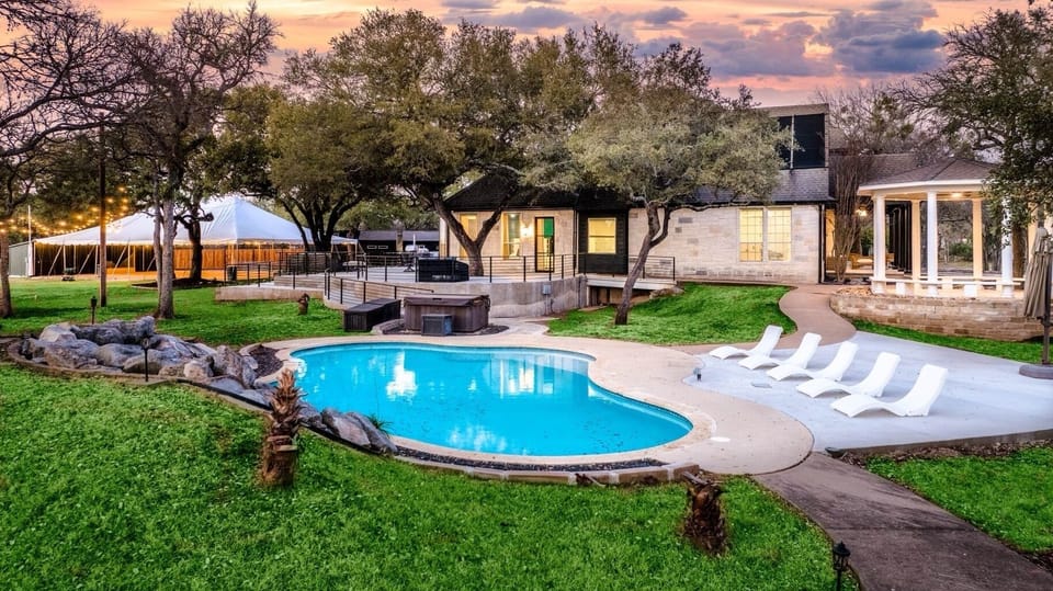 Relax poolside—perfect for any occasion!
