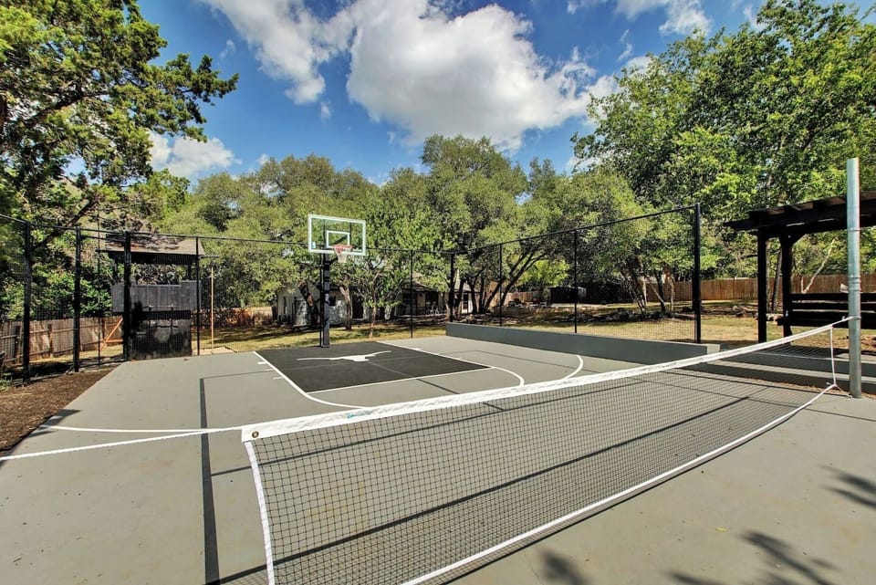 Challenge friends on the full pickleball and basketball court. A perfect spot for active fun right at your doorstep in Austin.