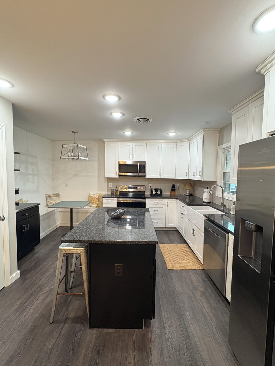 Kitchen w/ Breakfast nook