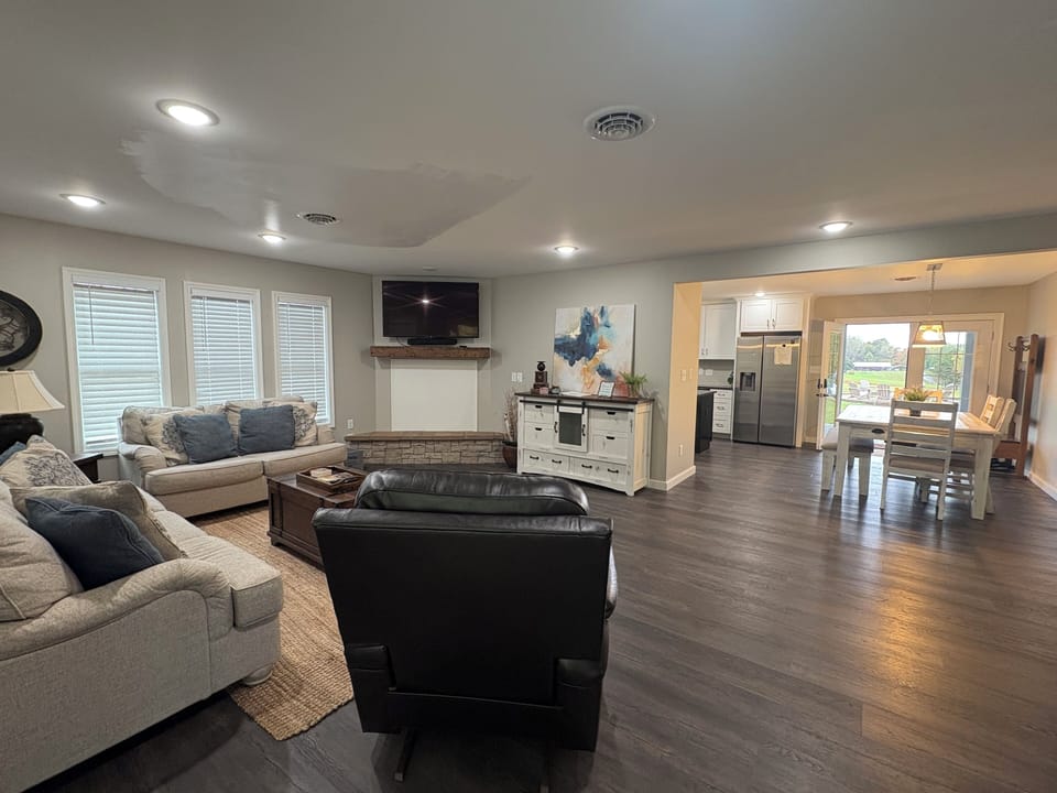 Living room/ dining area