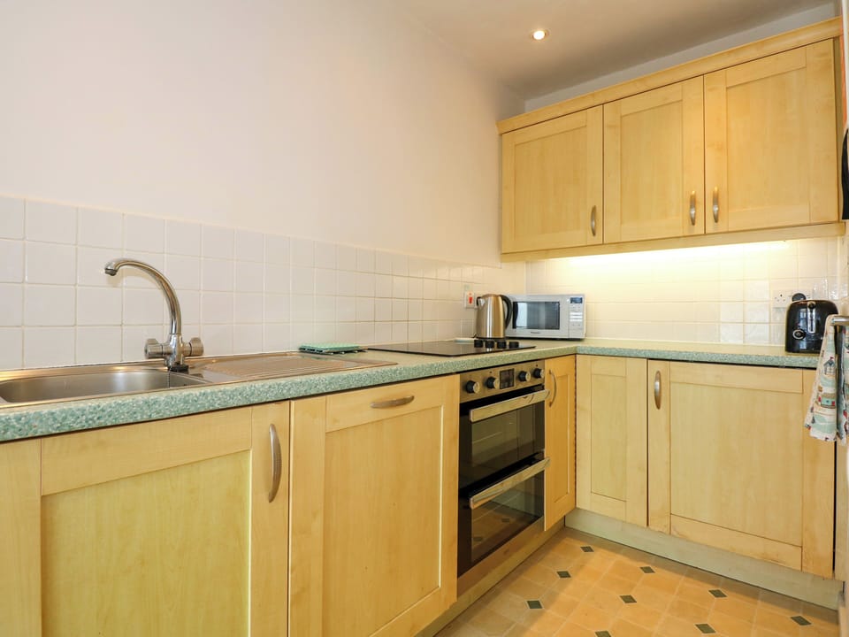 Fridge, microwave, dishwasher, cookware/dishes/utensils