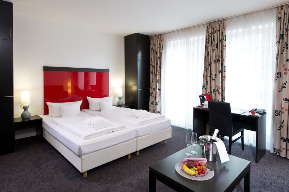 Junior Suite | Hypo-allergenic bedding available, in-room safe, desk, cribs (surcharge)