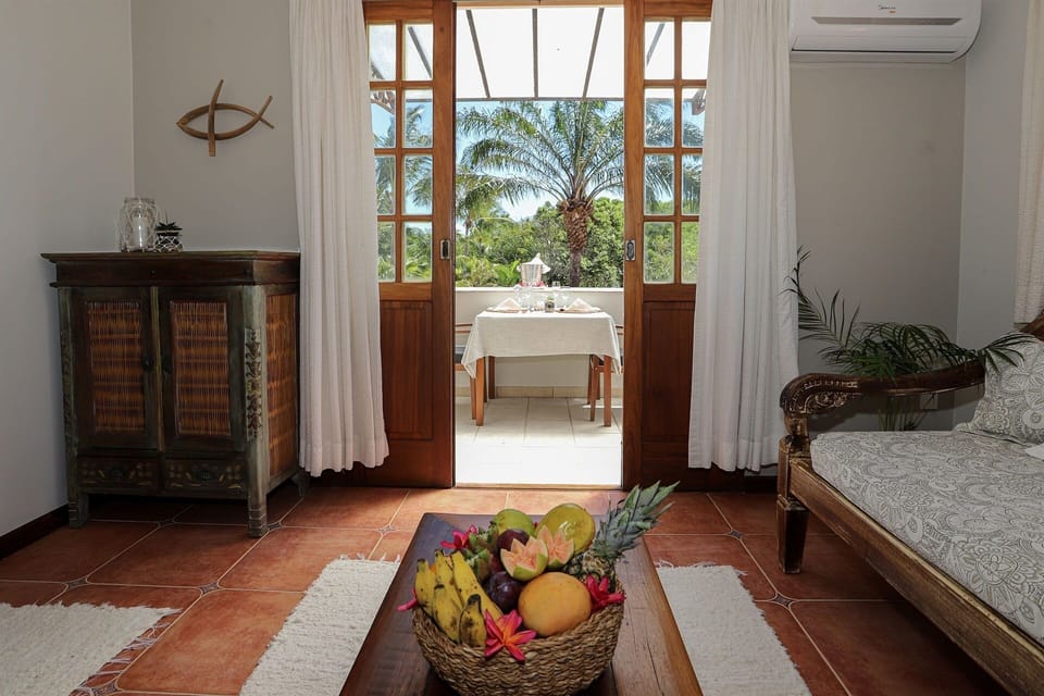 Principal Suíte Frente Piscina Duplo Cama Casal | Minibar, in-room safe, blackout drapes, individually decorated
