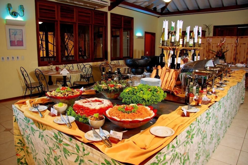 4 restaurants; breakfast, lunch, and dinner served