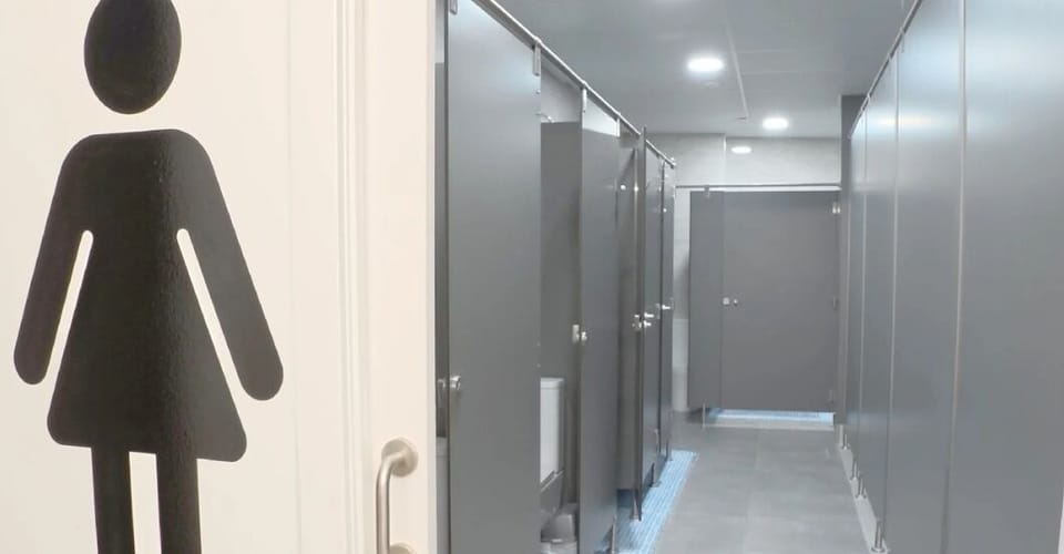 Basic Shared Dormitory | Bathroom | Shower, soap, shampoo, toilet paper