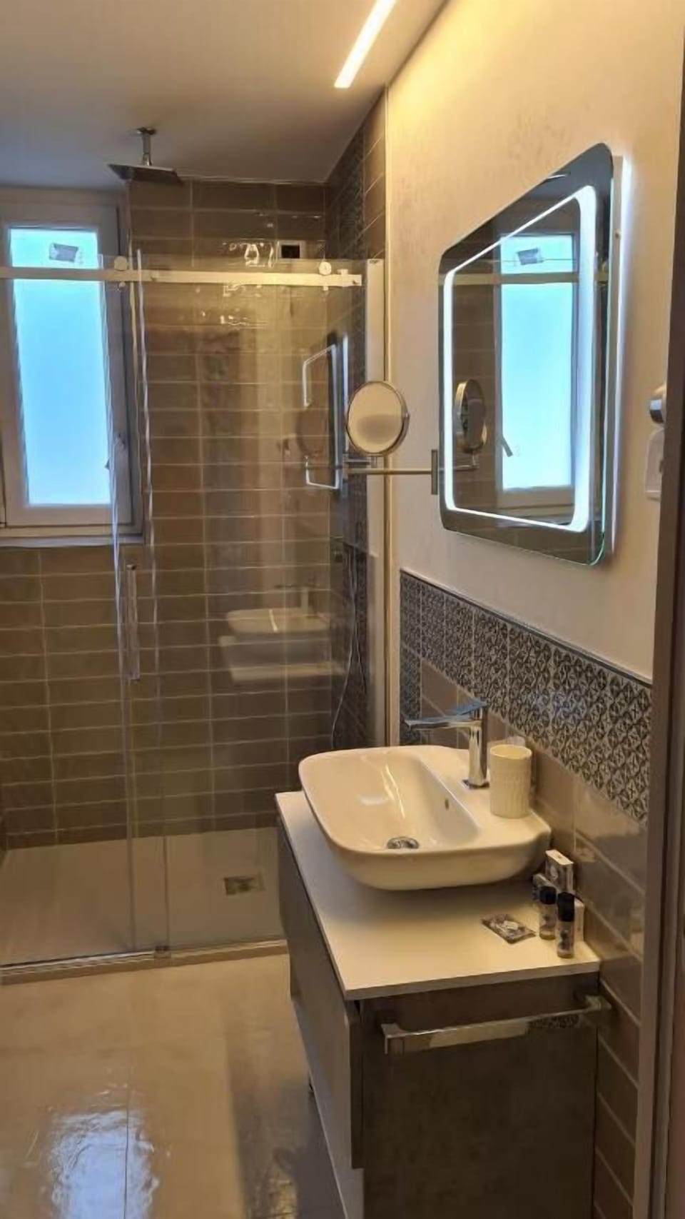 Superior Room, Balcony | Bathroom | Shower, hair dryer, bidet, towels