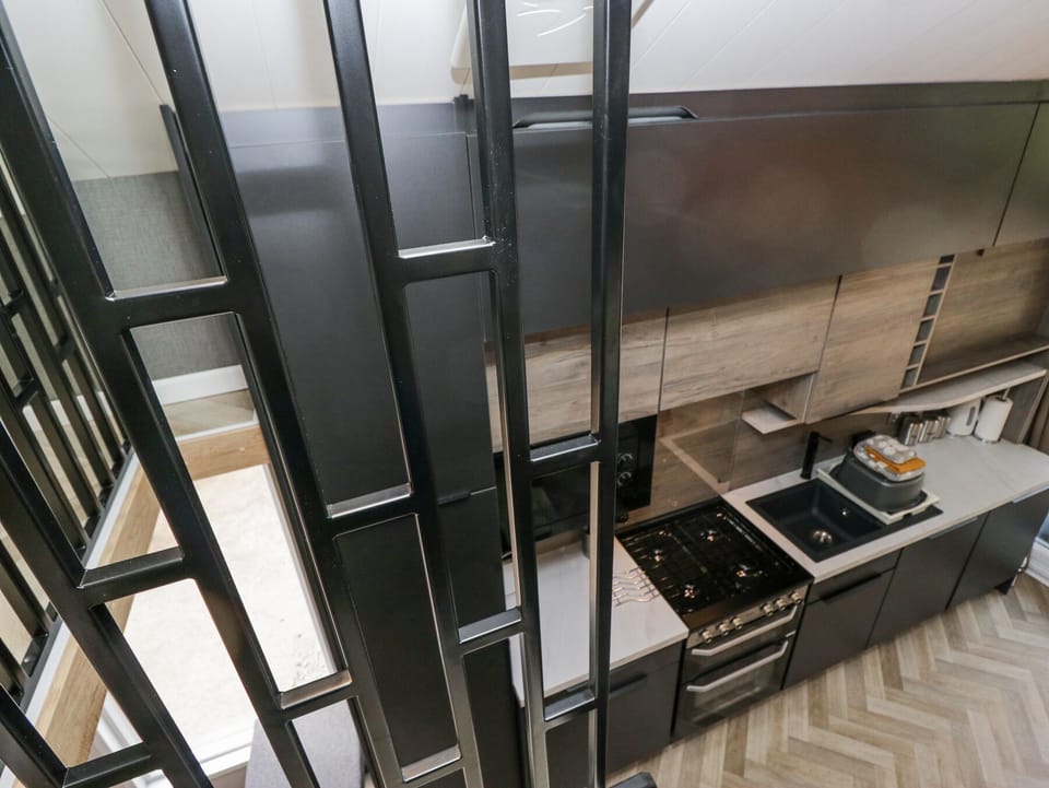 Cottage | Private kitchen | Dishwasher, cookware/dishes/utensils