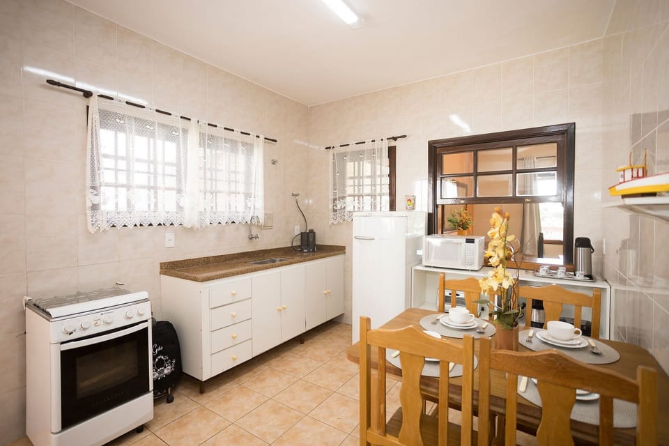 Deluxe House, 3 Bedrooms, Private Pool | Private kitchen | Microwave, oven, stovetop, cookware/dishes/utensils