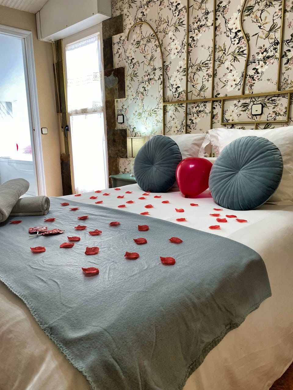 Desk, laptop workspace, free WiFi, bed sheets