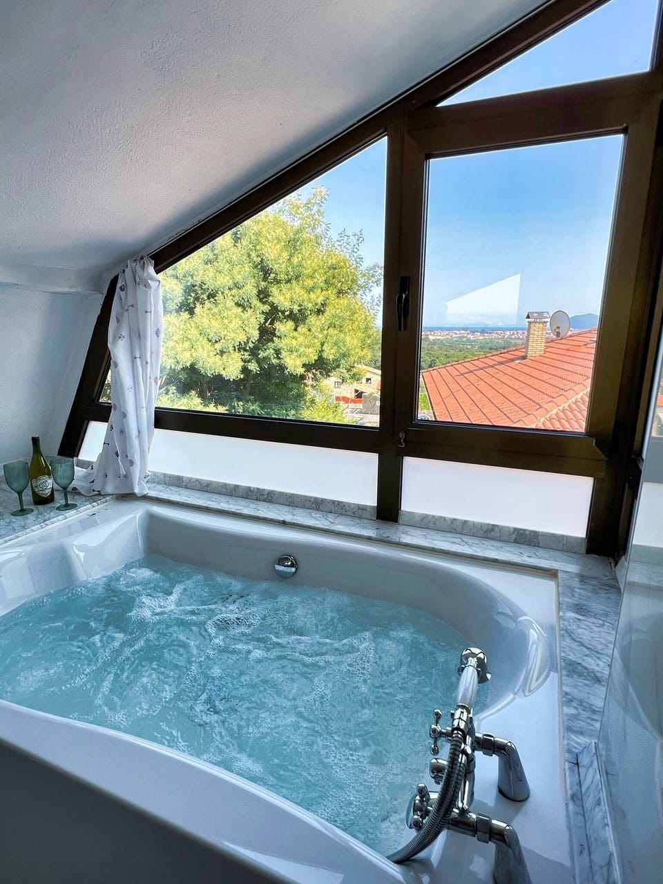 Superior Double Room with Jacuzzi and Terrace | Bathroom | Hair dryer, towels, soap, shampoo