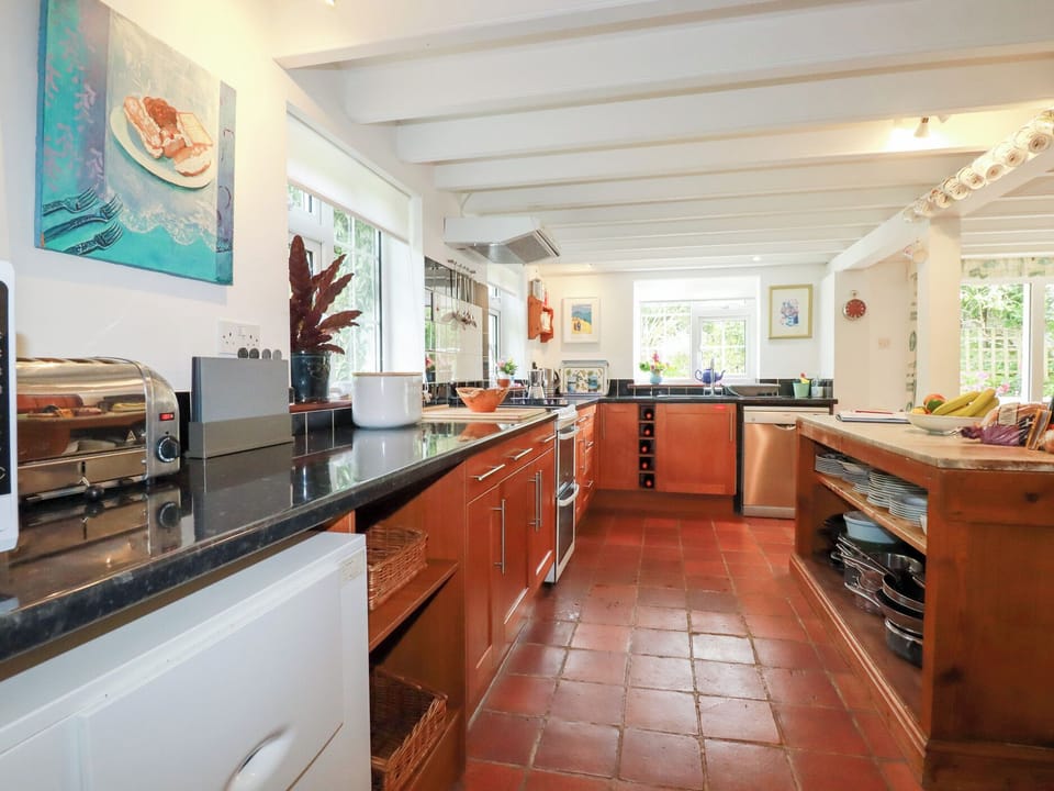 Cottage | Private kitchen | Dishwasher, cookware/dishes/utensils