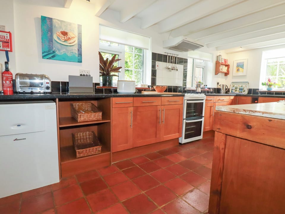 Cottage | Private kitchen | Dishwasher, cookware/dishes/utensils