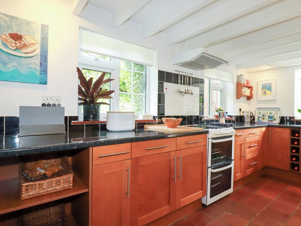 Cottage | Private kitchen | Dishwasher, cookware/dishes/utensils