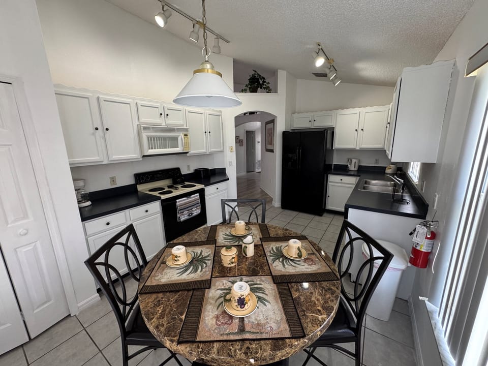 Kitchen 2.jpg