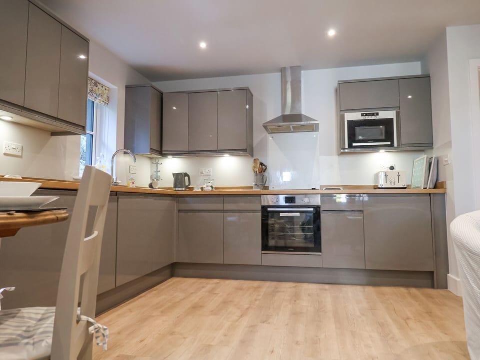Fridge, microwave, dishwasher, cookware/dishes/utensils