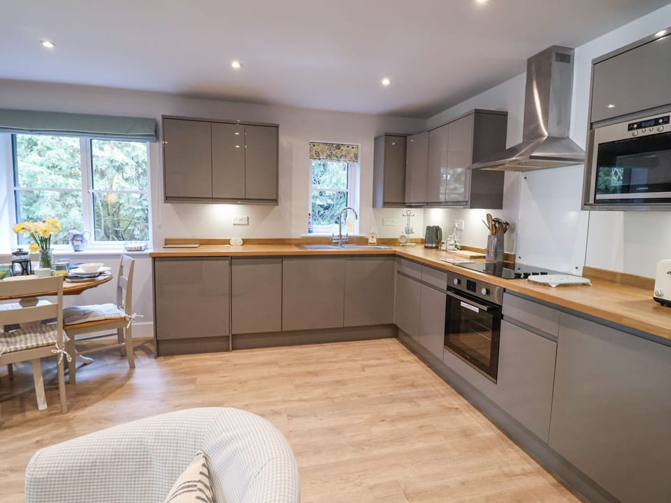Fridge, microwave, dishwasher, cookware/dishes/utensils
