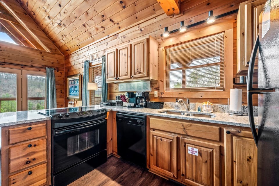 Kitchen: well equipped coffee maker, slow cooker, non-stick & stainless cookware, dishes for the littles, spices, full sized refrigerator, etc.