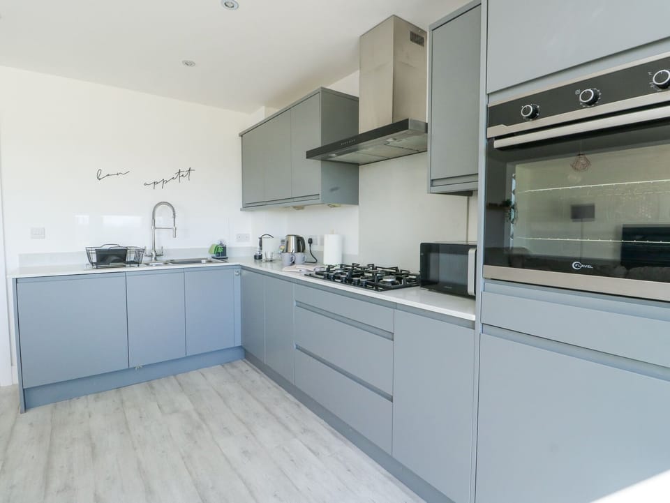 Dishwasher, cookware/dishes/utensils