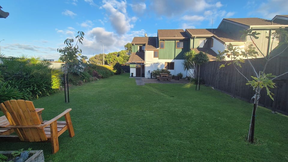 Large Garden so close to Town 