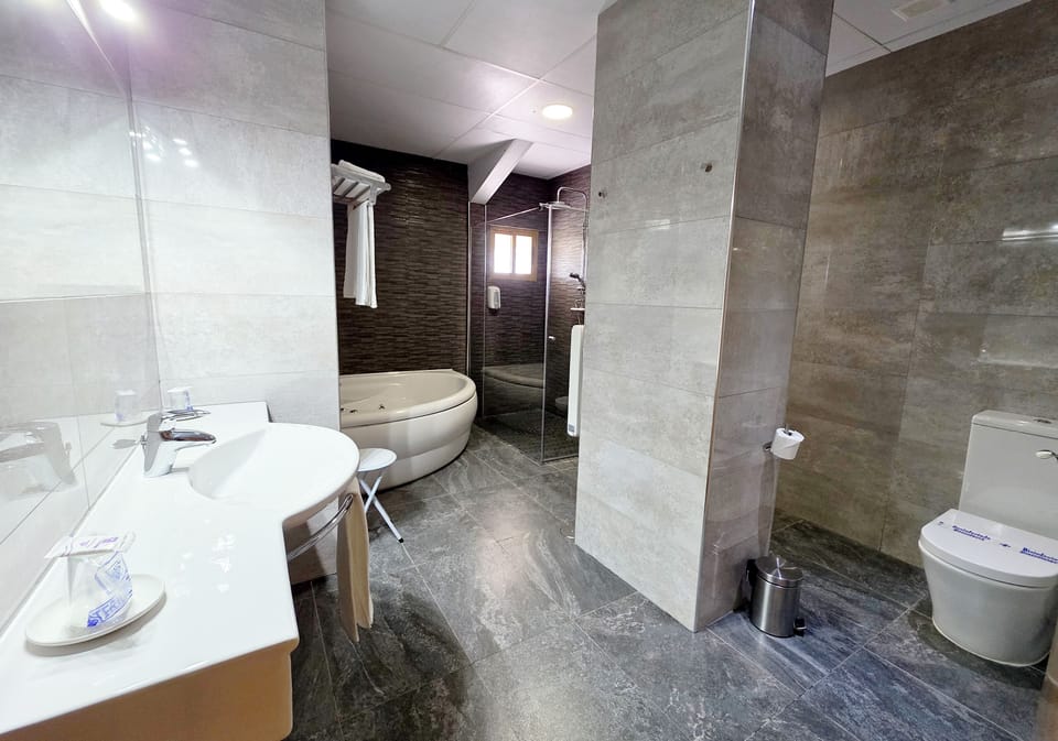 Comfort Suite, City View | Bathroom | Hair dryer, towels, soap, shampoo
