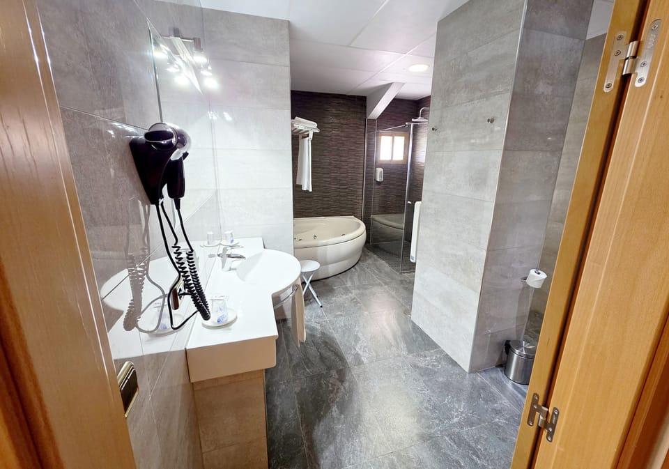 Comfort Suite, City View | Bathroom | Hair dryer, towels, soap, shampoo