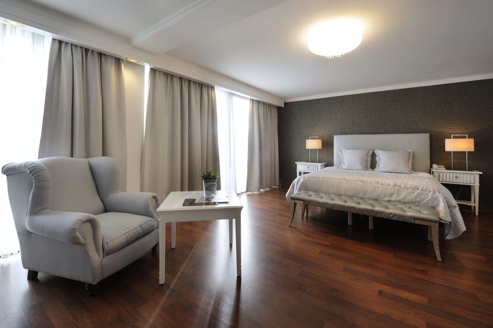 Junior Suite | In-room safe, desk, soundproofing, free WiFi