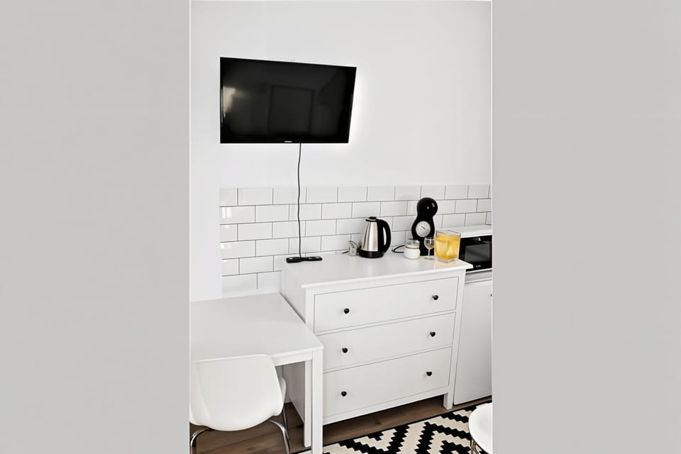 Comfort Studio, 1 Double Bed, Kitchenette, City View | Private kitchen | Electric kettle