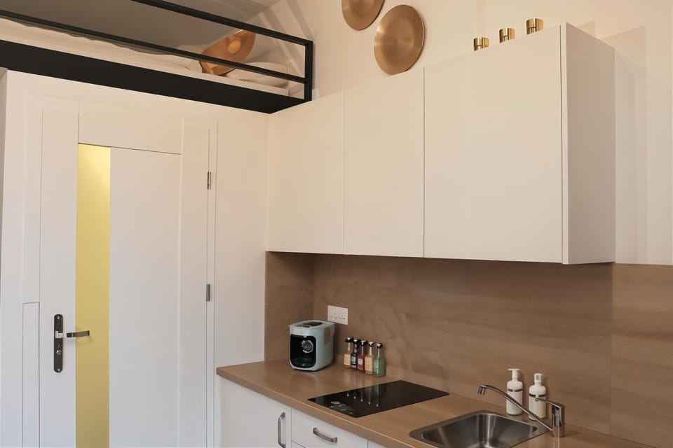 Comfort Studio, Multiple Beds, Kitchenette, City View | Private kitchen
